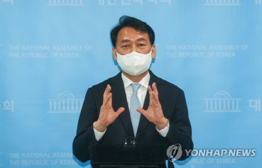 강원도지사 출마를 요청받은 이광재 더불어민주당 의원이 21일 서울 여의도 국회 소통관에서 '강원도 전성시대를 위해 민주당에 5가지를 제안합니다'라는 주제로 기자회견을 마친 뒤 취재진의 질문에 답변하고 있다. <국회사진기자단, 연합뉴스>